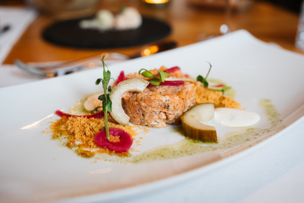 Gourmet-Tartar vom Lachs im Restaurant St. Anton mit Kräutern, Essiggurken und Sauce.